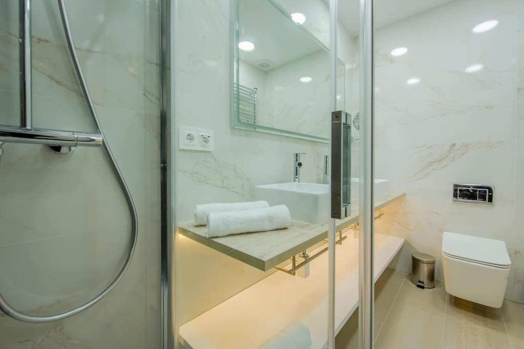 Suara Apartamentos 2 Madrid Buitenkant foto